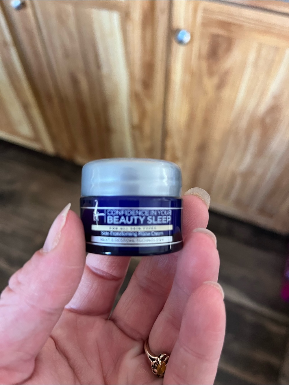 it cosmetics Beauty Sleep Moisturizer - Deep Purple Jar